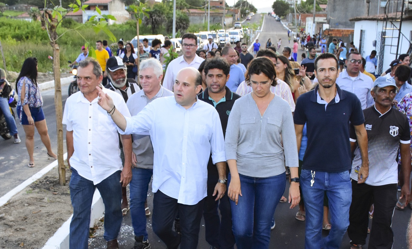 pessoas caminhando em uma rua